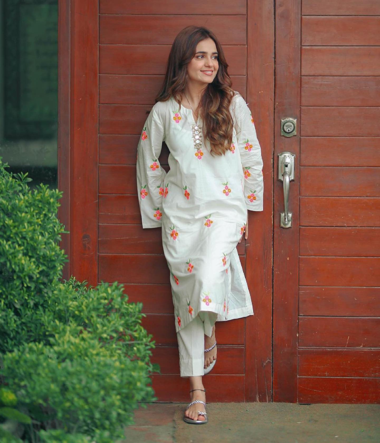 Off White kurta Pant Set With Floral Embroidery