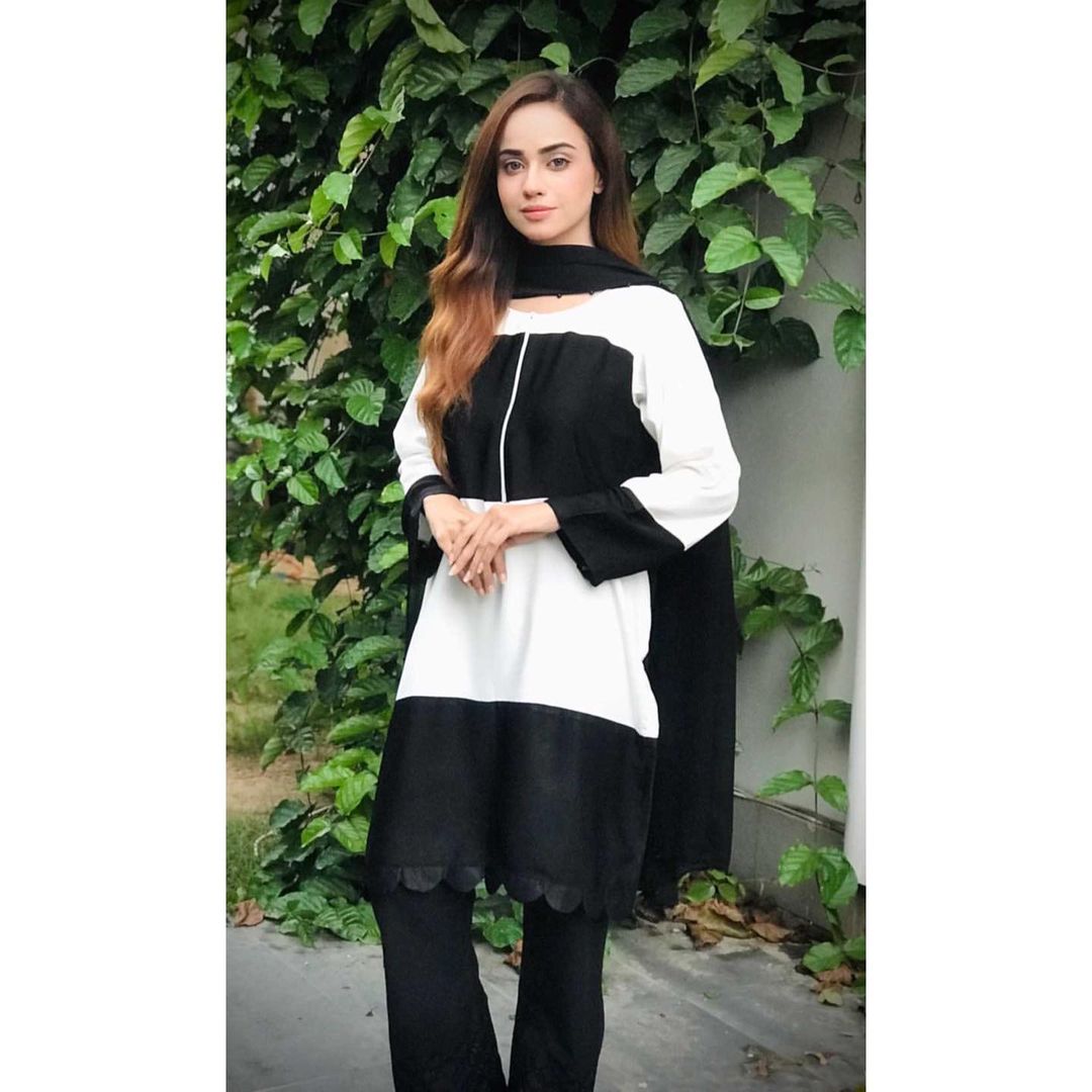 Designer farida gupta style *kurti pant dupatta set* with zari mirror  handwork on yoke. 🤍🖤🤍🖤 Special collection in black and white… |  Instagram